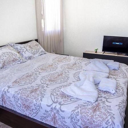 טיראנה City Center Two Private Bedrooms Near Scanderbeg Square On Shared Apartment מראה חיצוני תמונה
