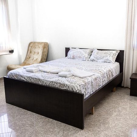 טיראנה City Center Two Private Bedrooms Near Scanderbeg Square On Shared Apartment מראה חיצוני תמונה