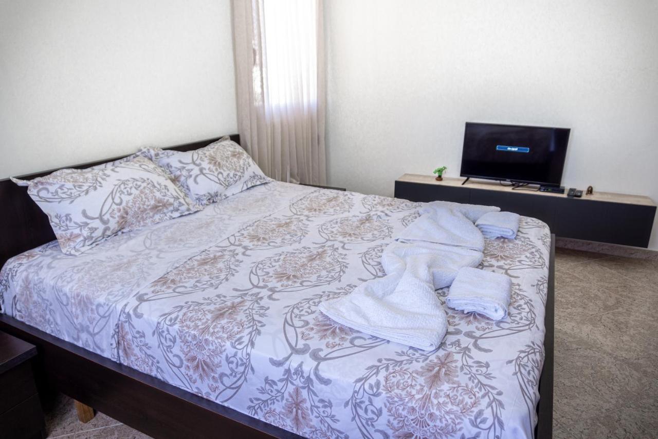 טיראנה City Center Two Private Bedrooms Near Scanderbeg Square On Shared Apartment מראה חיצוני תמונה