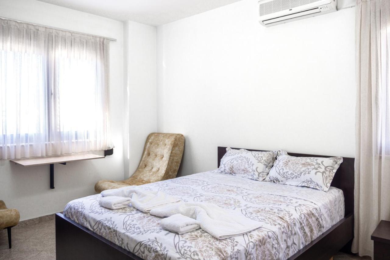 טיראנה City Center Two Private Bedrooms Near Scanderbeg Square On Shared Apartment מראה חיצוני תמונה