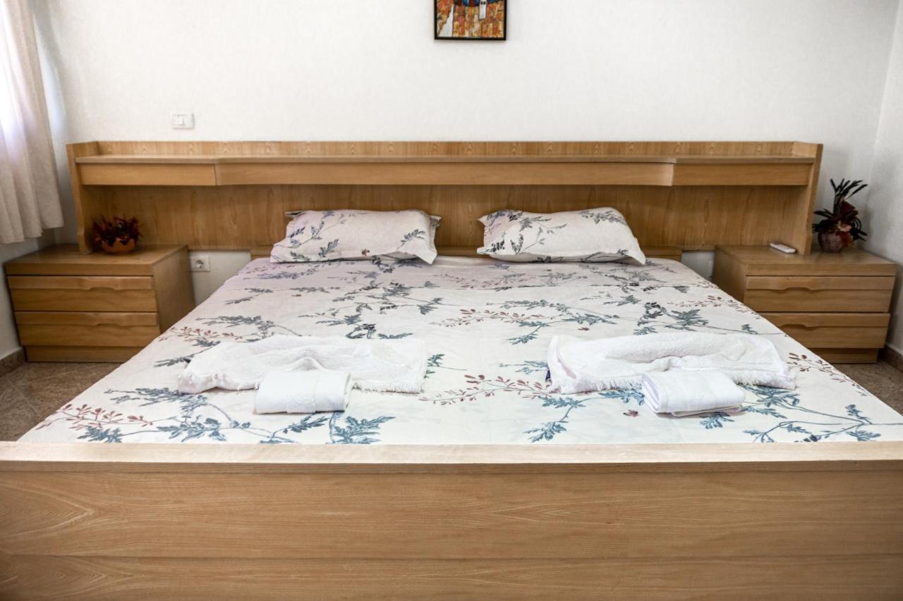 טיראנה City Center Two Private Bedrooms Near Scanderbeg Square On Shared Apartment מראה חיצוני תמונה