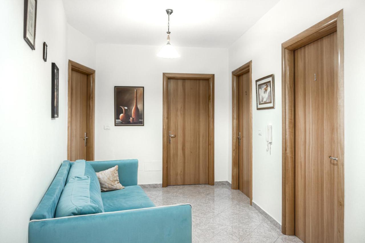 טיראנה City Center Two Private Bedrooms Near Scanderbeg Square On Shared Apartment מראה חיצוני תמונה
