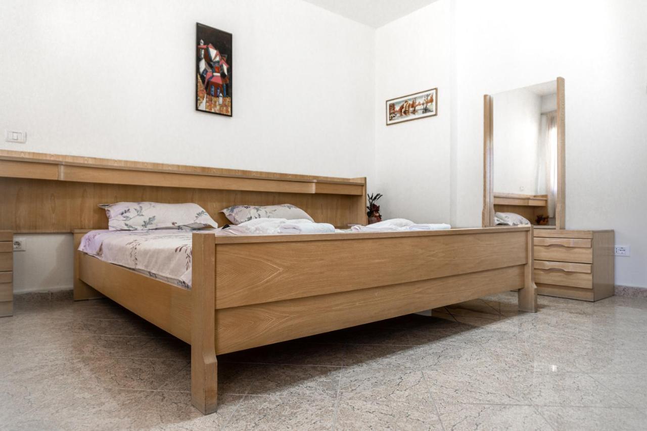 טיראנה City Center Two Private Bedrooms Near Scanderbeg Square On Shared Apartment מראה חיצוני תמונה
