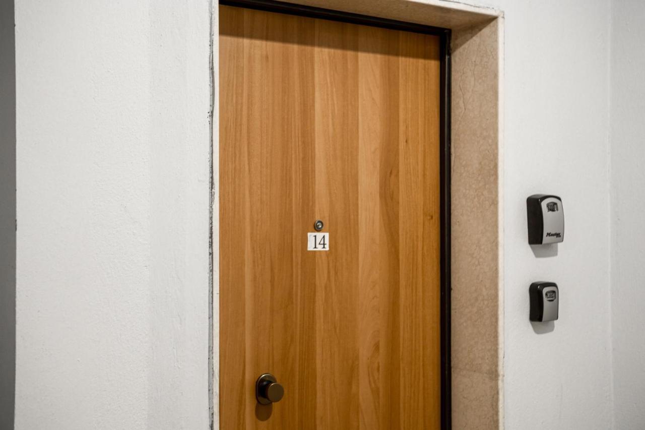טיראנה City Center Two Private Bedrooms Near Scanderbeg Square On Shared Apartment מראה חיצוני תמונה