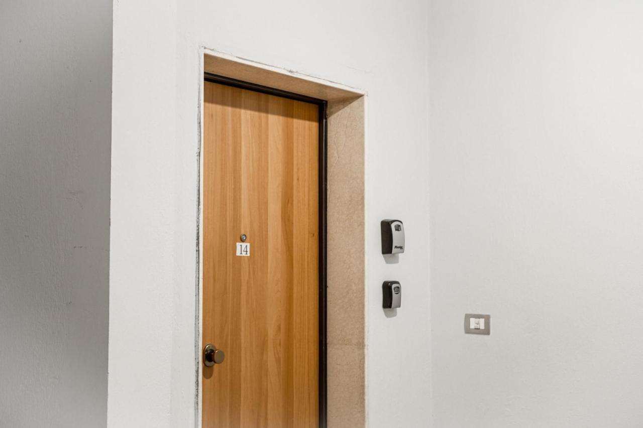 טיראנה City Center Two Private Bedrooms Near Scanderbeg Square On Shared Apartment מראה חיצוני תמונה