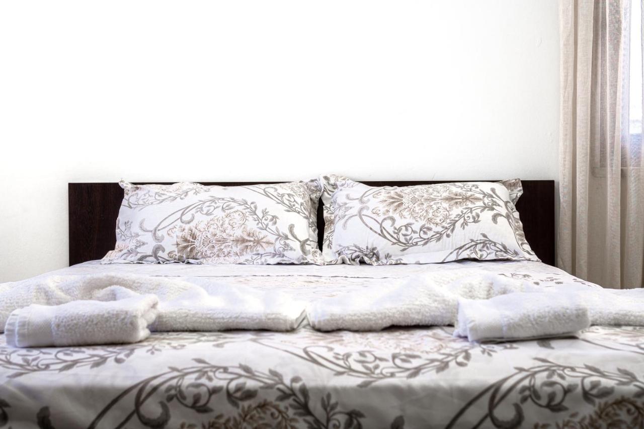 טיראנה City Center Two Private Bedrooms Near Scanderbeg Square On Shared Apartment מראה חיצוני תמונה