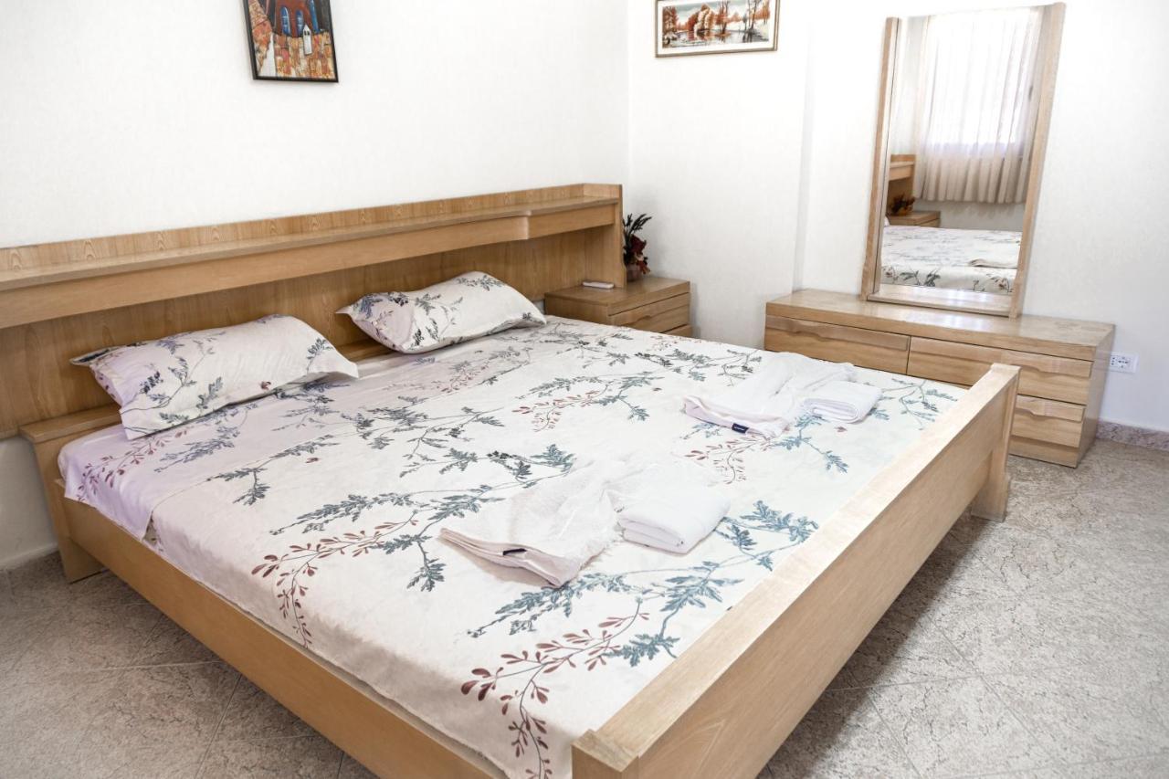 טיראנה City Center Two Private Bedrooms Near Scanderbeg Square On Shared Apartment מראה חיצוני תמונה