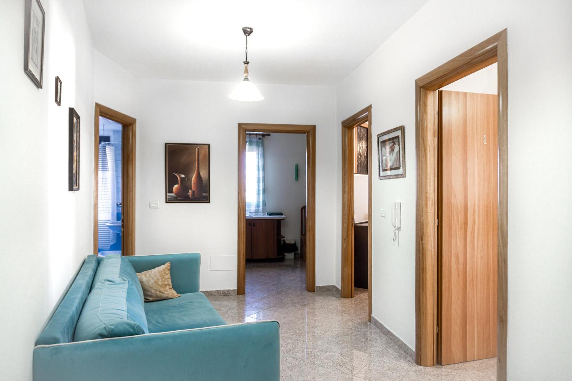 טיראנה City Center Two Private Bedrooms Near Scanderbeg Square On Shared Apartment מראה חיצוני תמונה